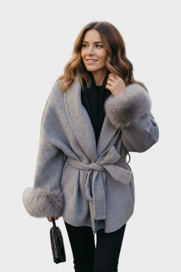 Freja Andersen | Elegant frakke med økopels