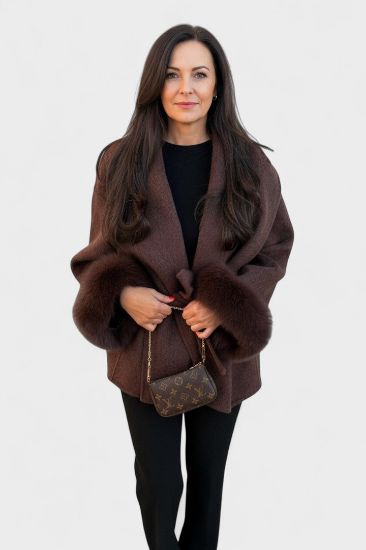 Freja Andersen | Elegant frakke med økopels