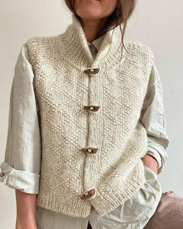 INGRID – HYGGESTRIKKET ÆRMELØS CARDIGAN — 1