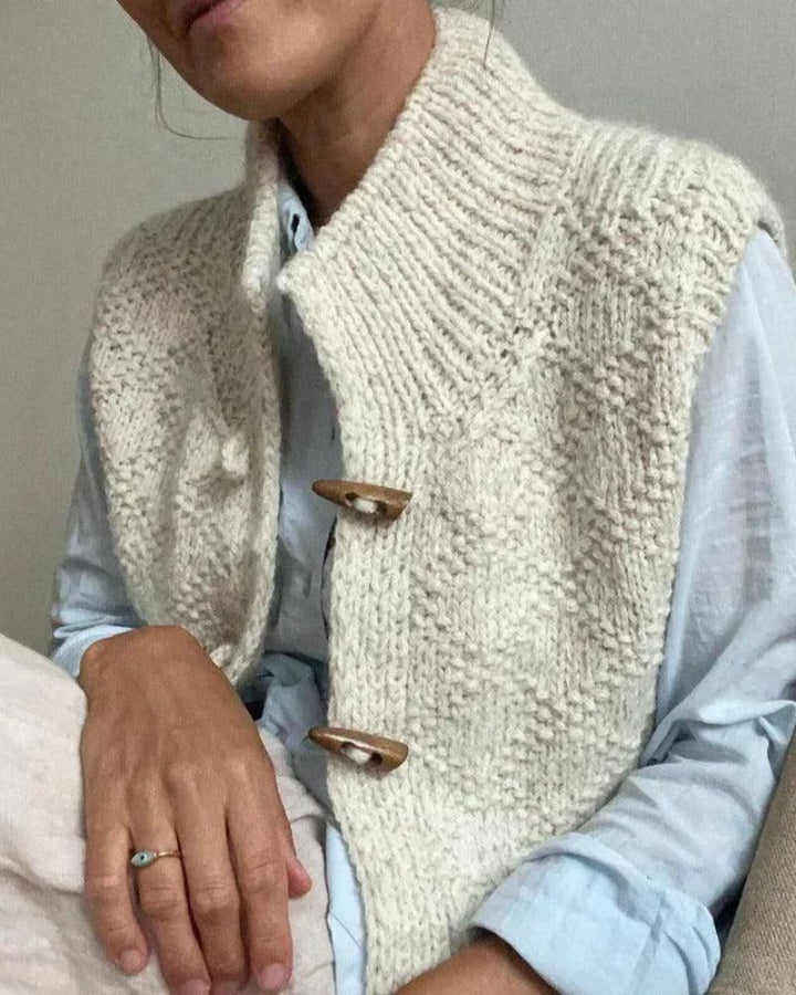 INGRID – HYGGESTRIKKET ÆRMELØS CARDIGAN — 3
