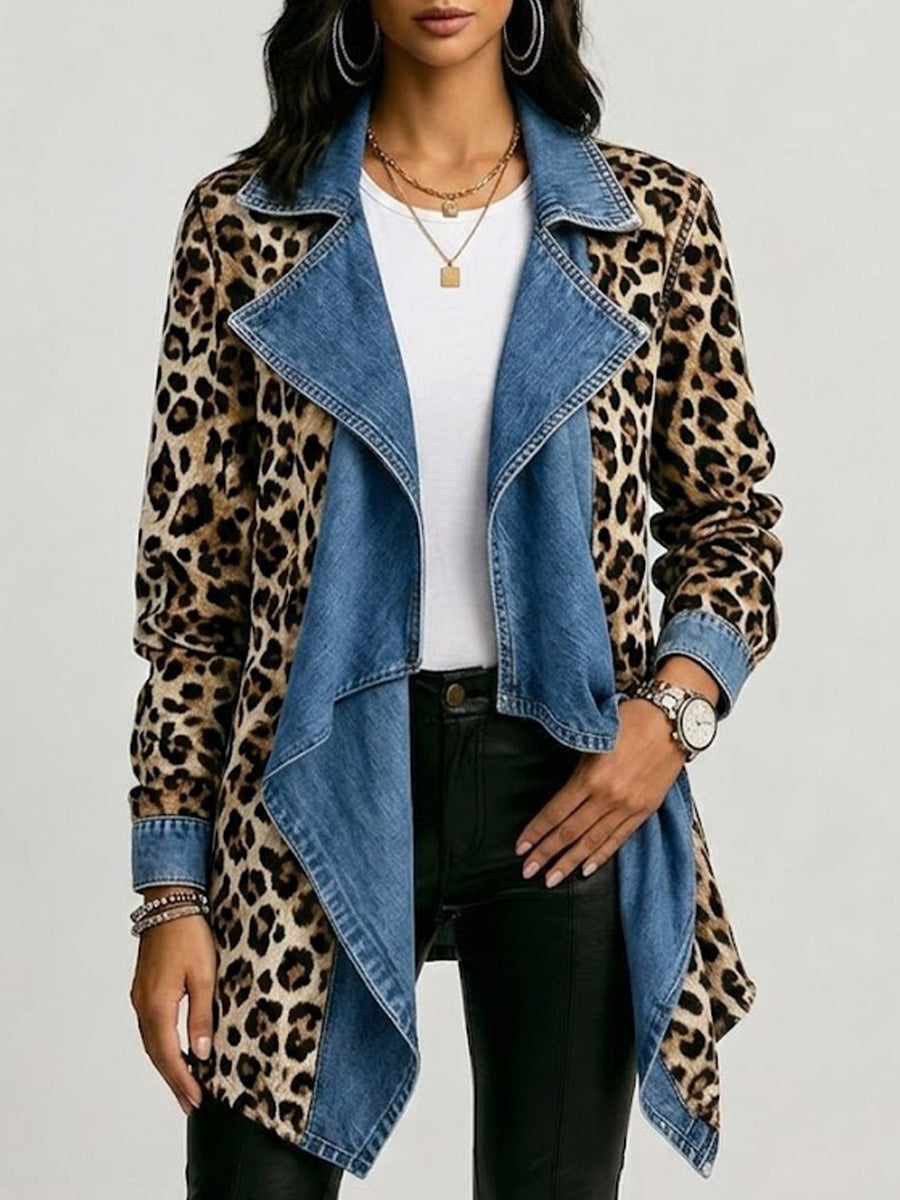 Sherilyn™ | Leopardprint og vasket denim jakke i mellemlængde paneler — 1