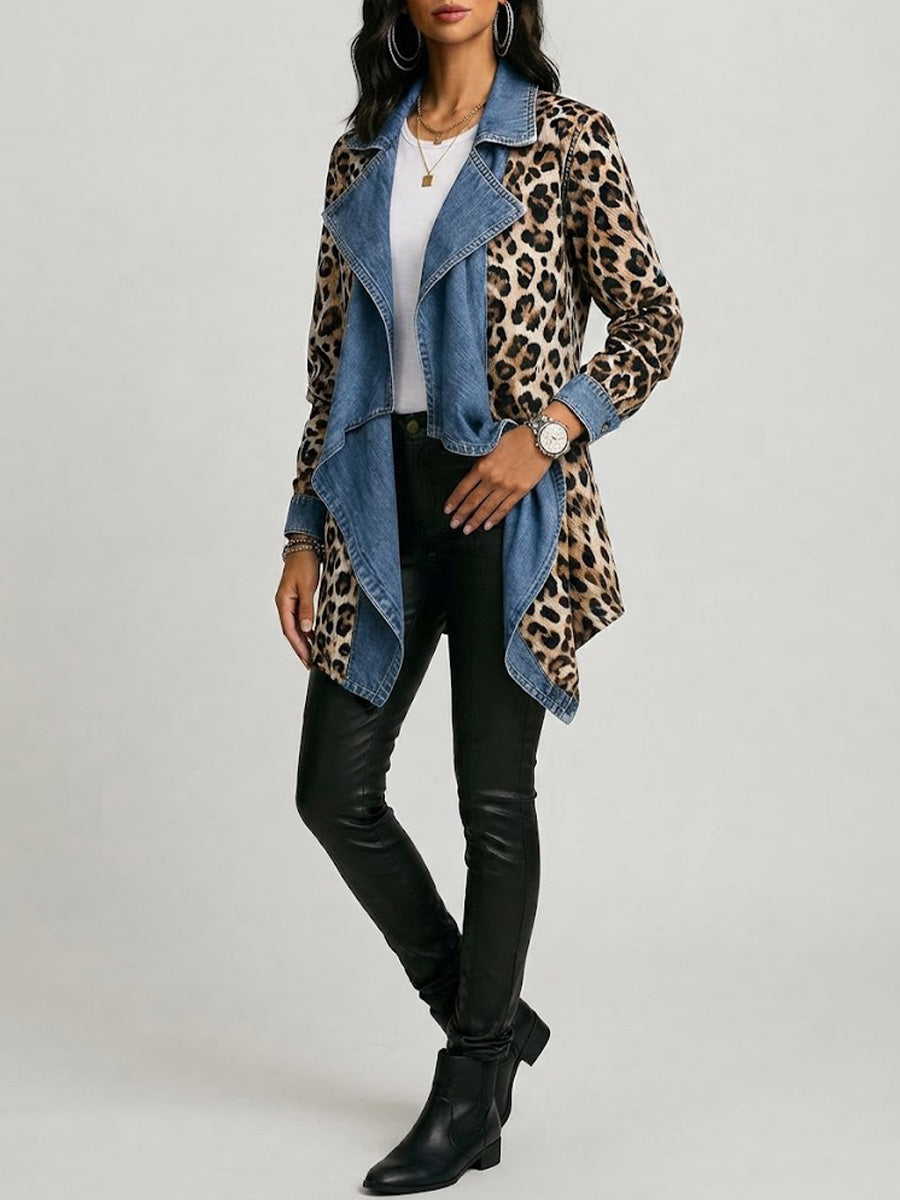Sherilyn™ | Leopardprint og vasket denim jakke i mellemlængde paneler — 2